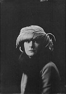 Photo:Linde,JE,Mrs,portrait Central  photographs,women,hats,Arnold Genthe,1919