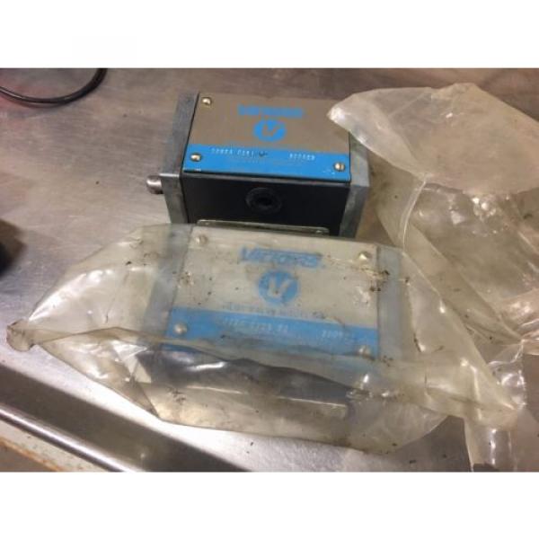 LOT Burma  OF 2 VICKERS HYDRAULIC DIRECTIONAL PILOT VALVE DG2S4-012A-52  590423 #1 image