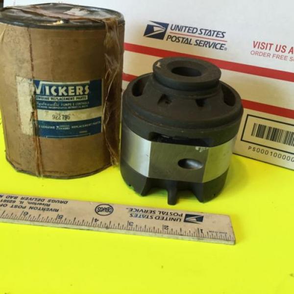 Minneapolis-Moline, United States of America  Vickers hydraulic pump   10R-1002  Item:  3256 #1 image
